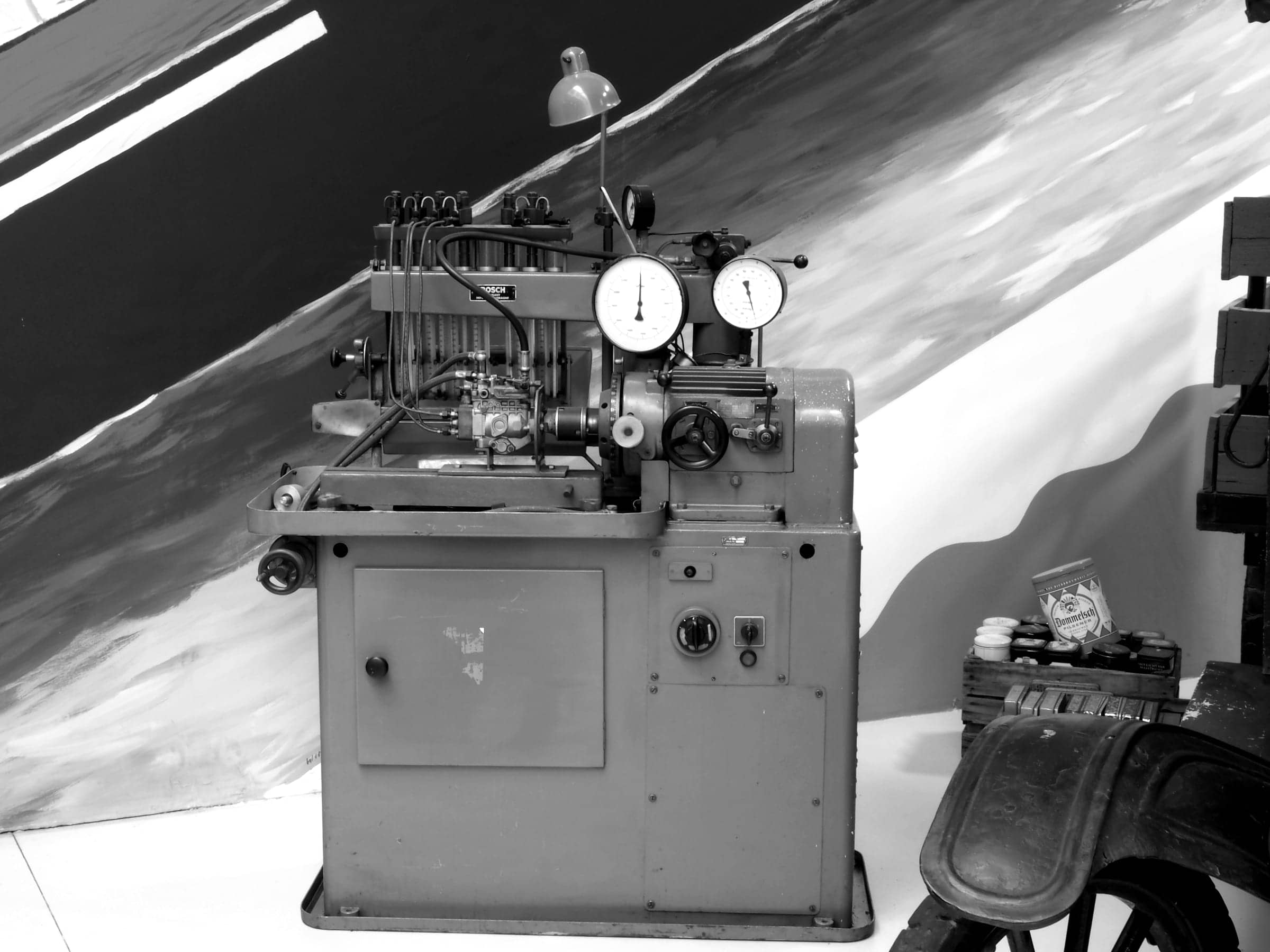 Fuel injection pump test bench with pressure gauges